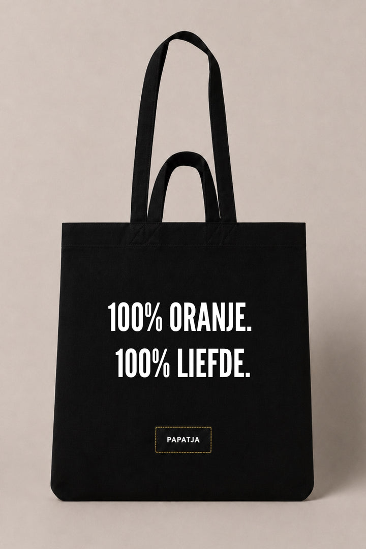 Zwarte PAPATJA katoenen tas met de tekst 100% Oranje. 100% liefde, stijlvol cadeau voor Oranje supporters en voetbal fans.