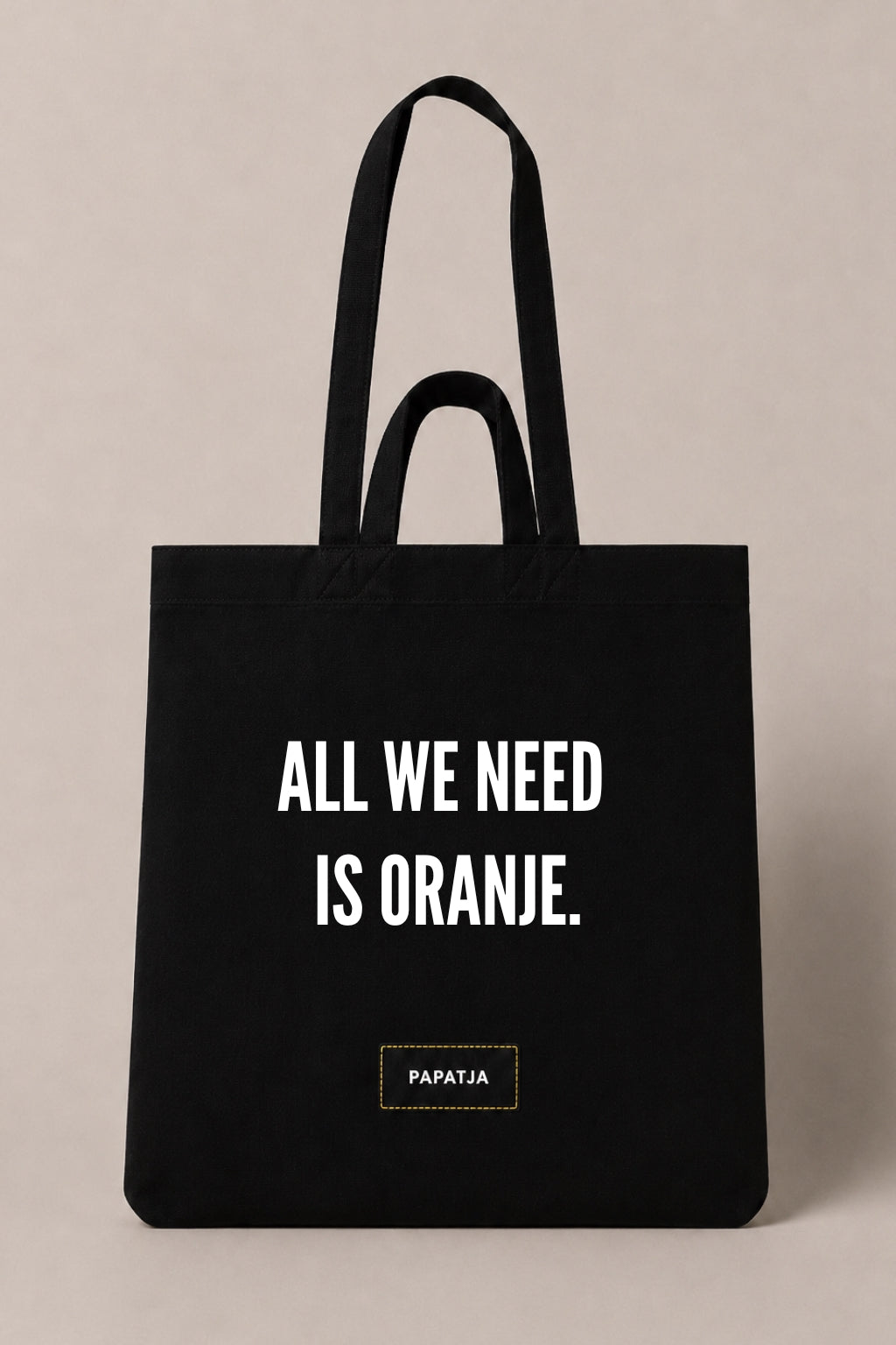 Zwarte katoenen PAPATJA tas met de tekst All we need is Oranje voor trotse Team Oranje supporters.
