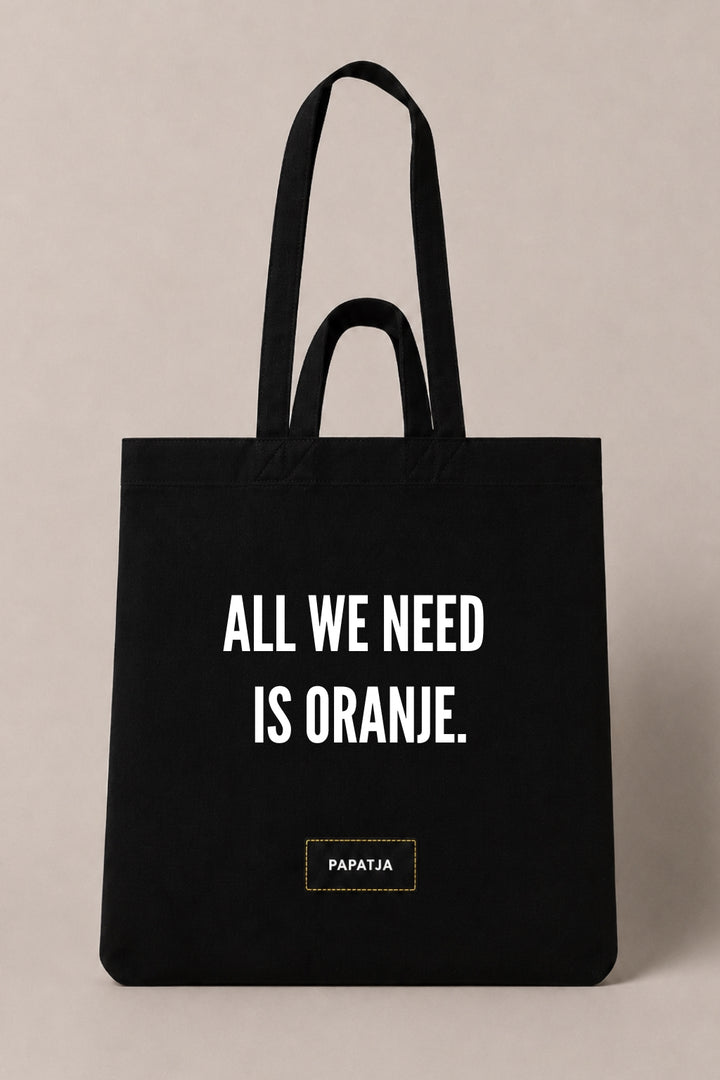 Zwarte katoenen PAPATJA tas met de tekst All we need is Oranje voor trotse Team Oranje supporters.
