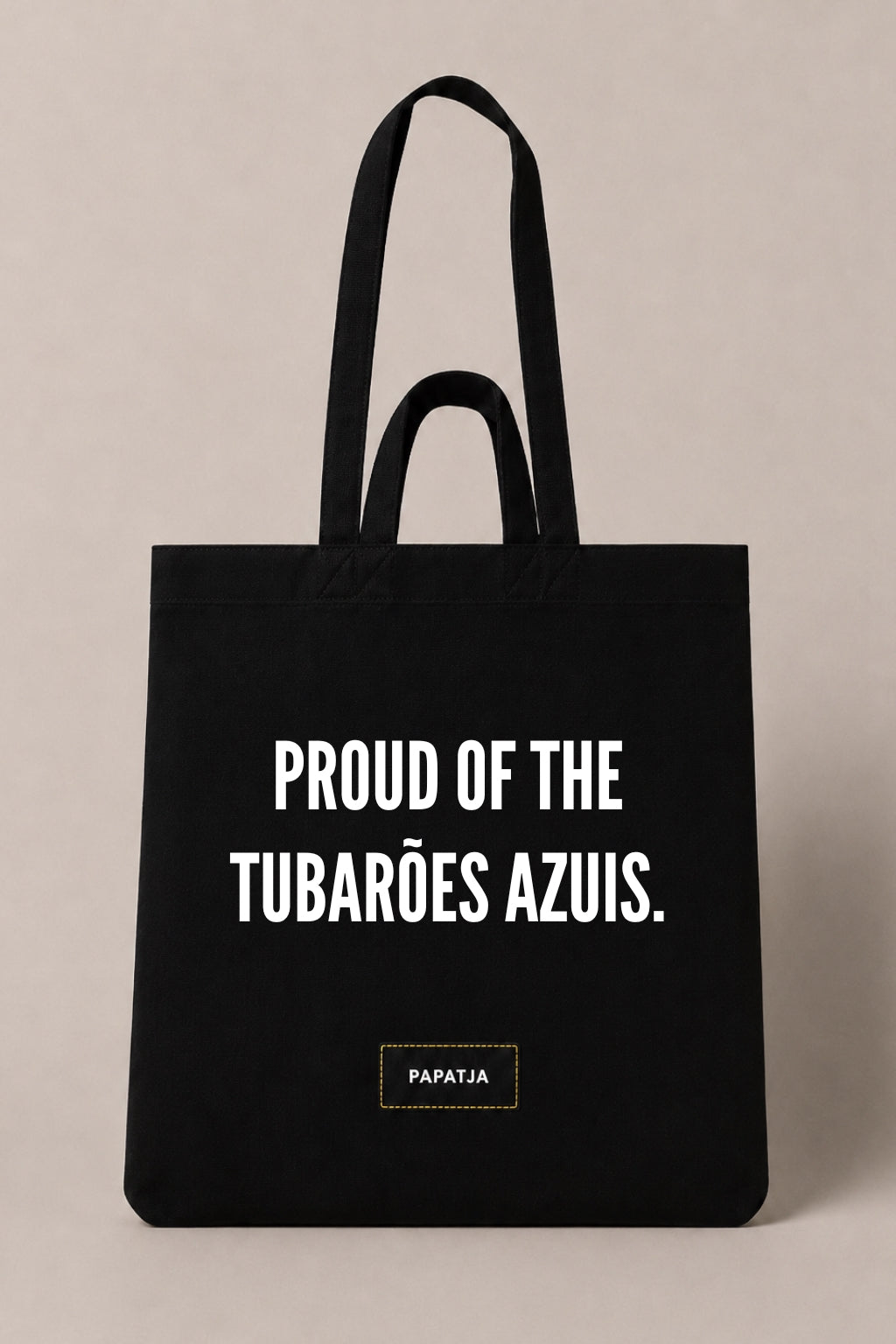 Zwarte katoenen PAPATJA tas met de tekst Proud of the Tubarões Azuis, voor Cabo Verde fans tijdens het WK 2026.