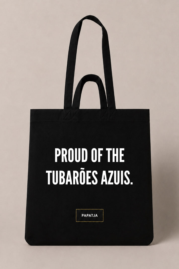 Zwarte katoenen PAPATJA tas met de tekst Proud of the Tubarões Azuis, voor Cabo Verde fans tijdens het WK 2026.