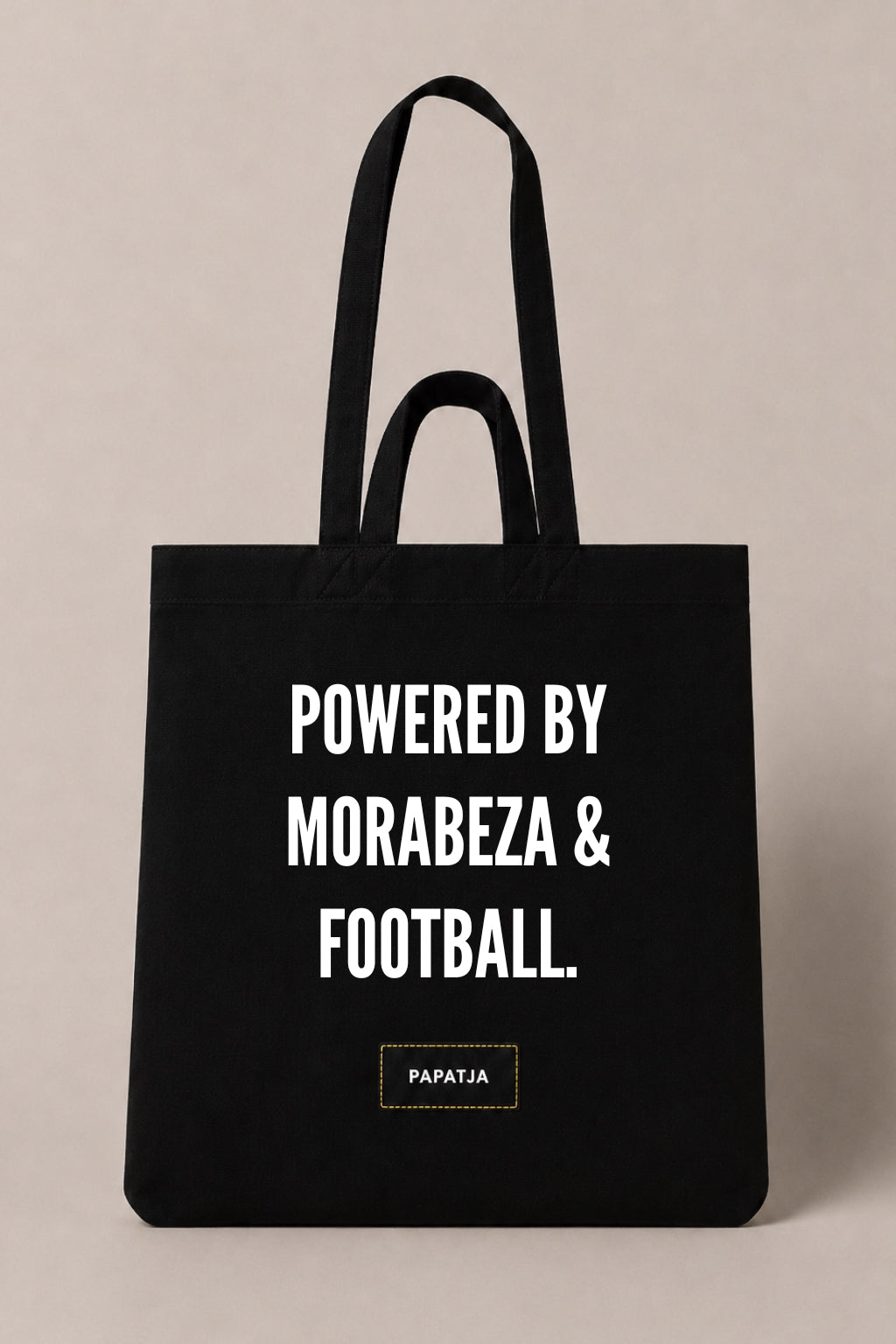 Zwarte katoenen PAPATJA tas met de tekst Powered by Morabeza & Football, voor Cabo Verde fans en voetballiefhebbers.