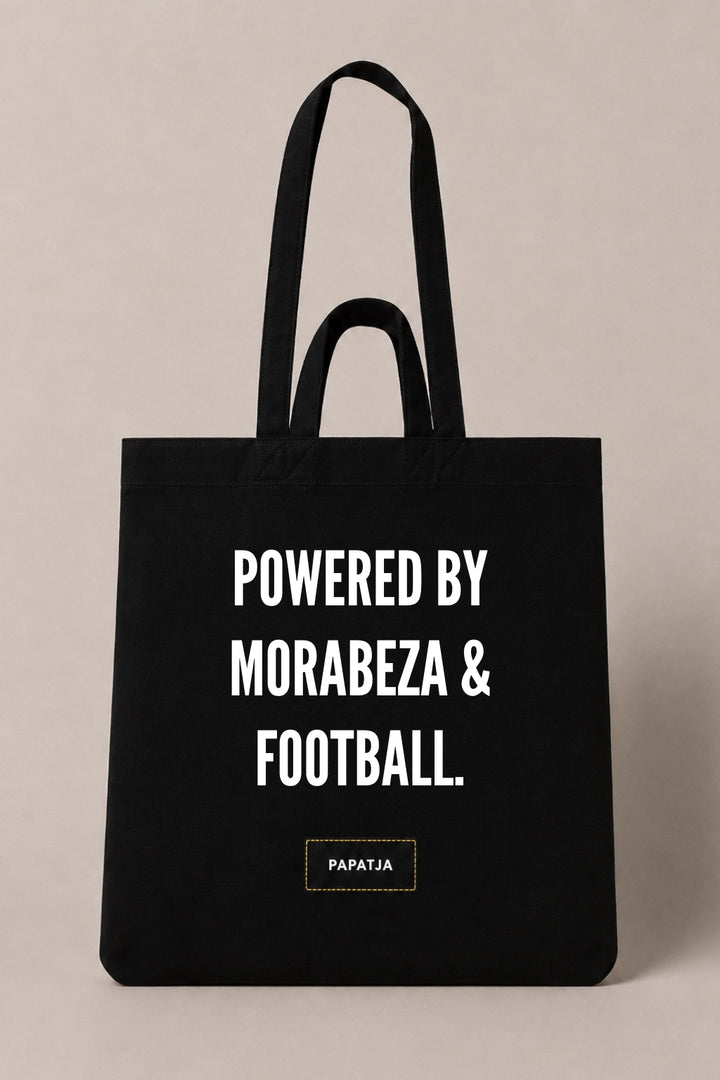 Zwarte katoenen PAPATJA tas met de tekst Powered by Morabeza & Football, voor Cabo Verde fans en voetballiefhebbers.