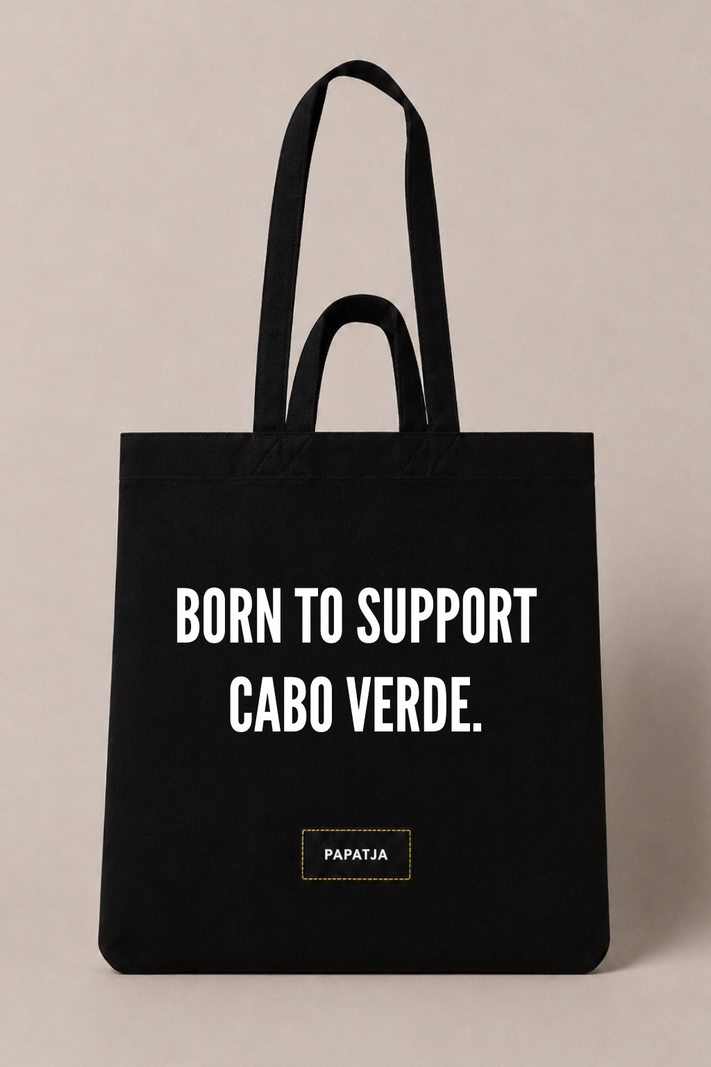 Zwarte katoenen PAPATJA tas met de tekst Born to support Cabo Verde, voor supporters van Cabo Verde tijdens het WK 2026.