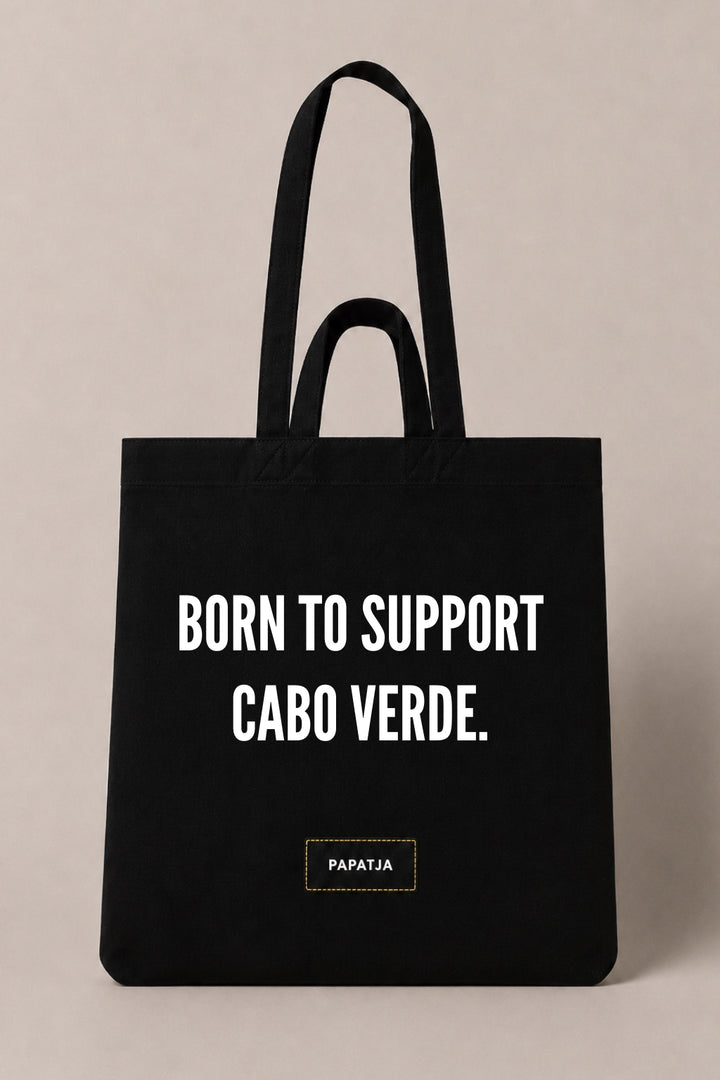 Zwarte katoenen PAPATJA tas met de tekst Born to support Cabo Verde, voor supporters van Cabo Verde tijdens het WK 2026.