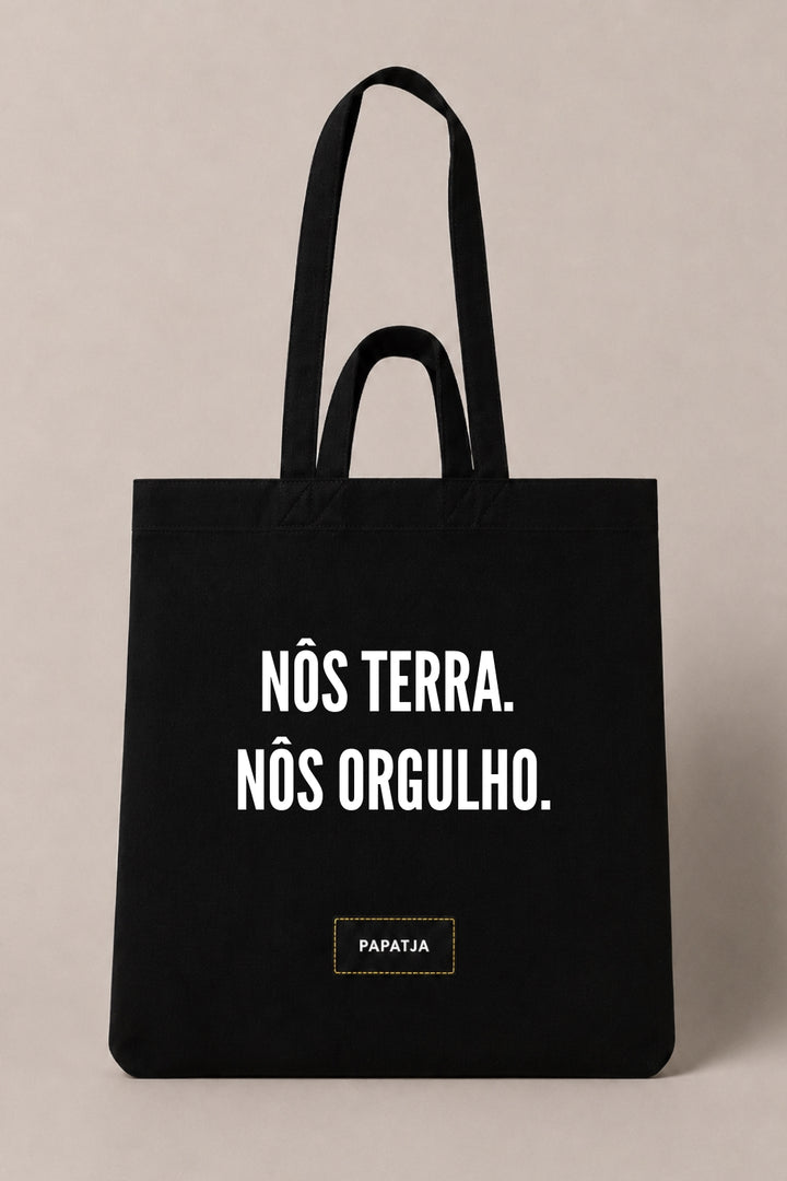 Zwarte katoenen PAPATJA tas met de tekst Nôs Terra. Nôs Orgulho., voor trotse Cabo Verde fans.