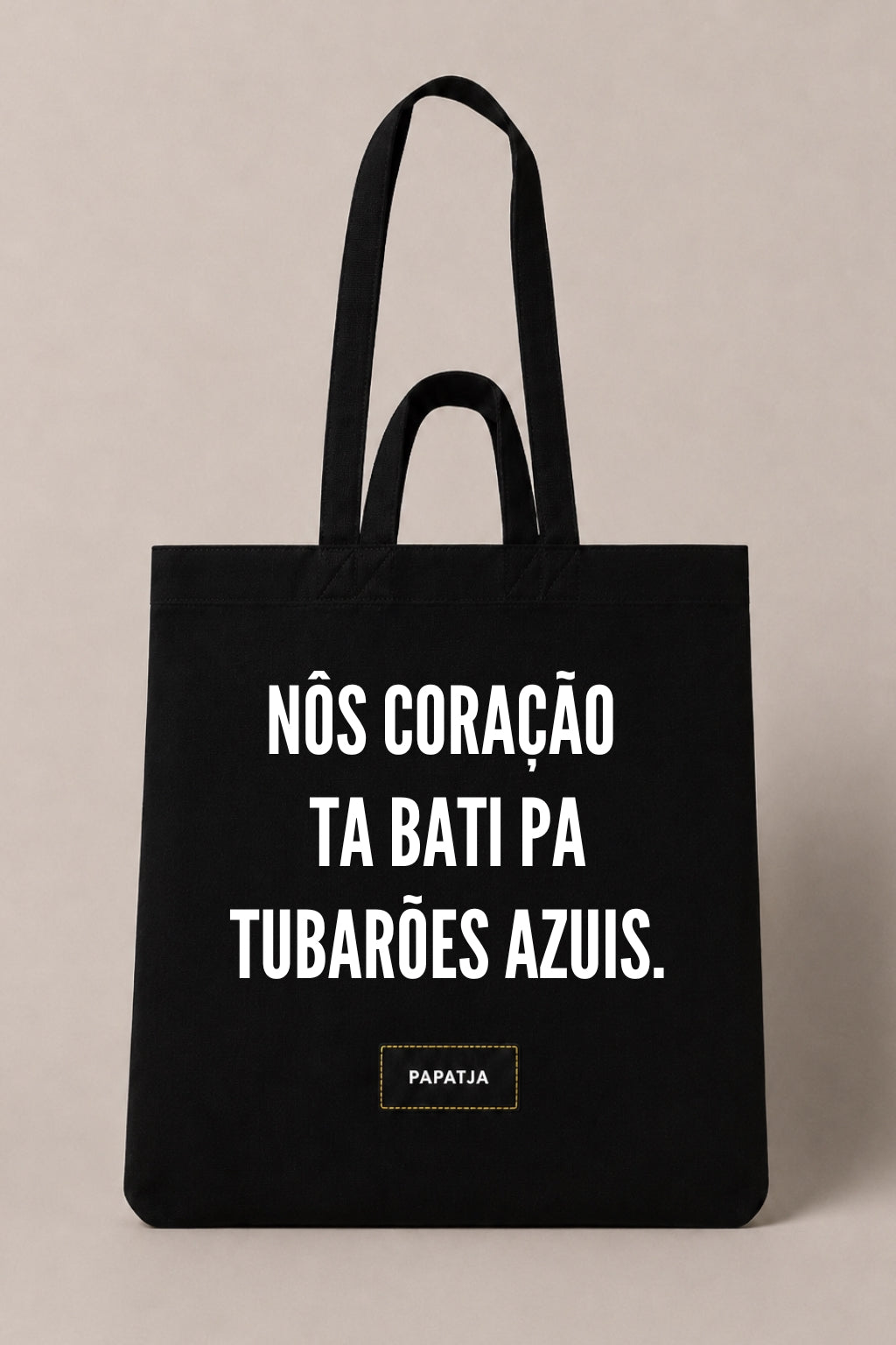 Zwarte katoenen PAPATJA tas met de tekst Nôs coração ta bati pa Tubarões Azuis, voor Cabo Verde fans en supporters van de Blauwe Haaien.