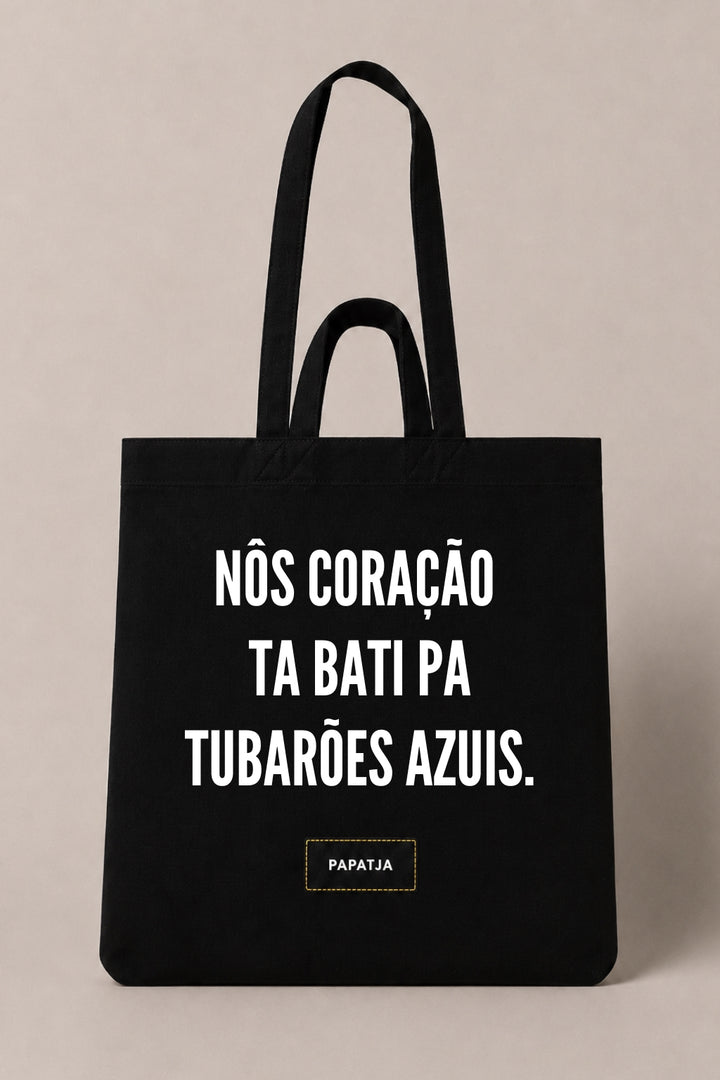 Zwarte katoenen PAPATJA tas met de tekst Nôs coração ta bati pa Tubarões Azuis, voor Cabo Verde fans en supporters van de Blauwe Haaien.