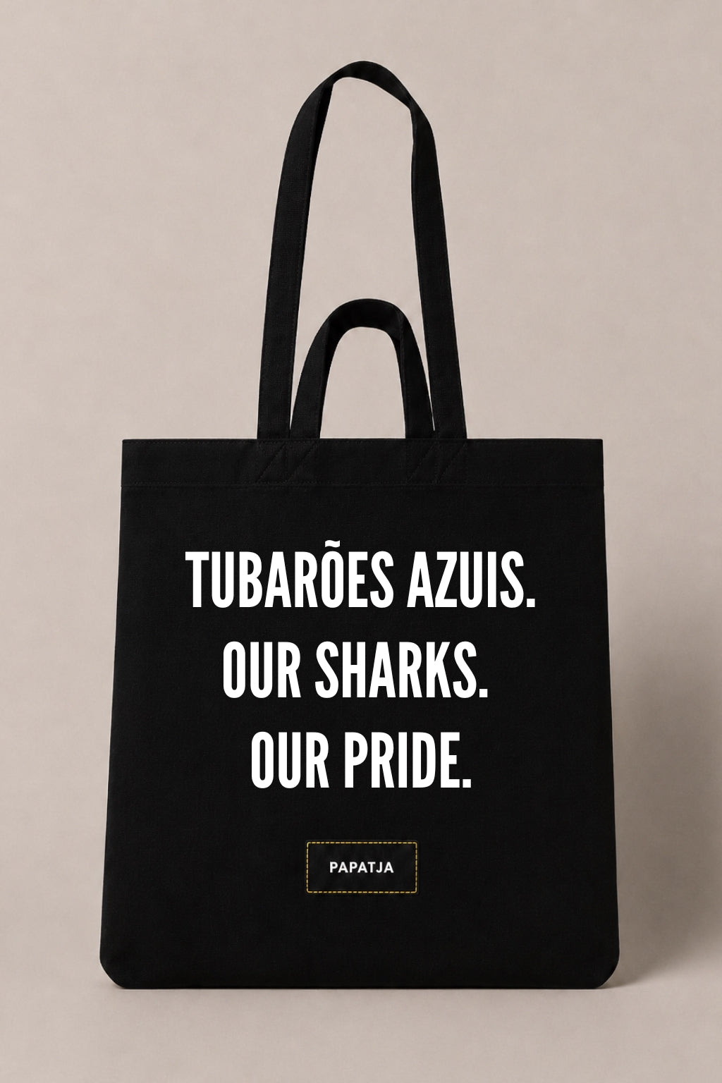 Zwarte katoenen PAPATJA tas met de tekst Tubarões Azuis. Our Sharks. Our Pride., voor Cabo Verde fans en supporters van de Blauwe Haaien.