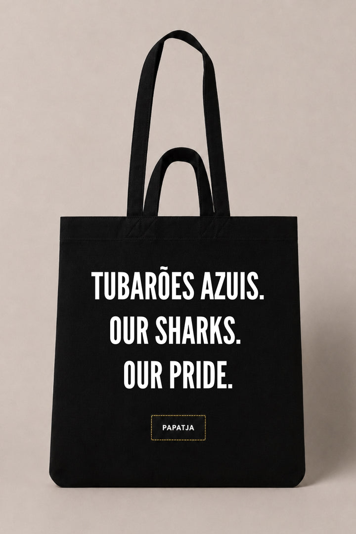 Zwarte katoenen PAPATJA tas met de tekst Tubarões Azuis. Our Sharks. Our Pride., voor Cabo Verde fans en supporters van de Blauwe Haaien.