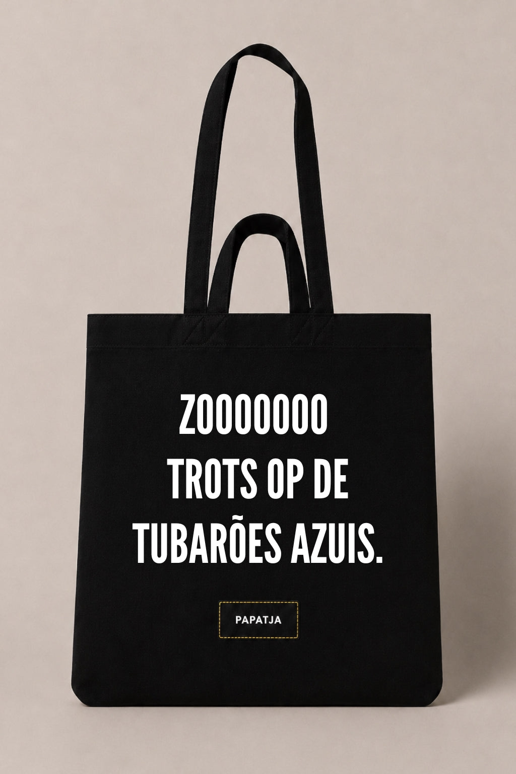 Zwarte katoenen PAPATJA tas met de tekst Zooooooo trots op de Tubarões Azuis, voor trotse Cabo Verde fans tijdens het WK 2026.