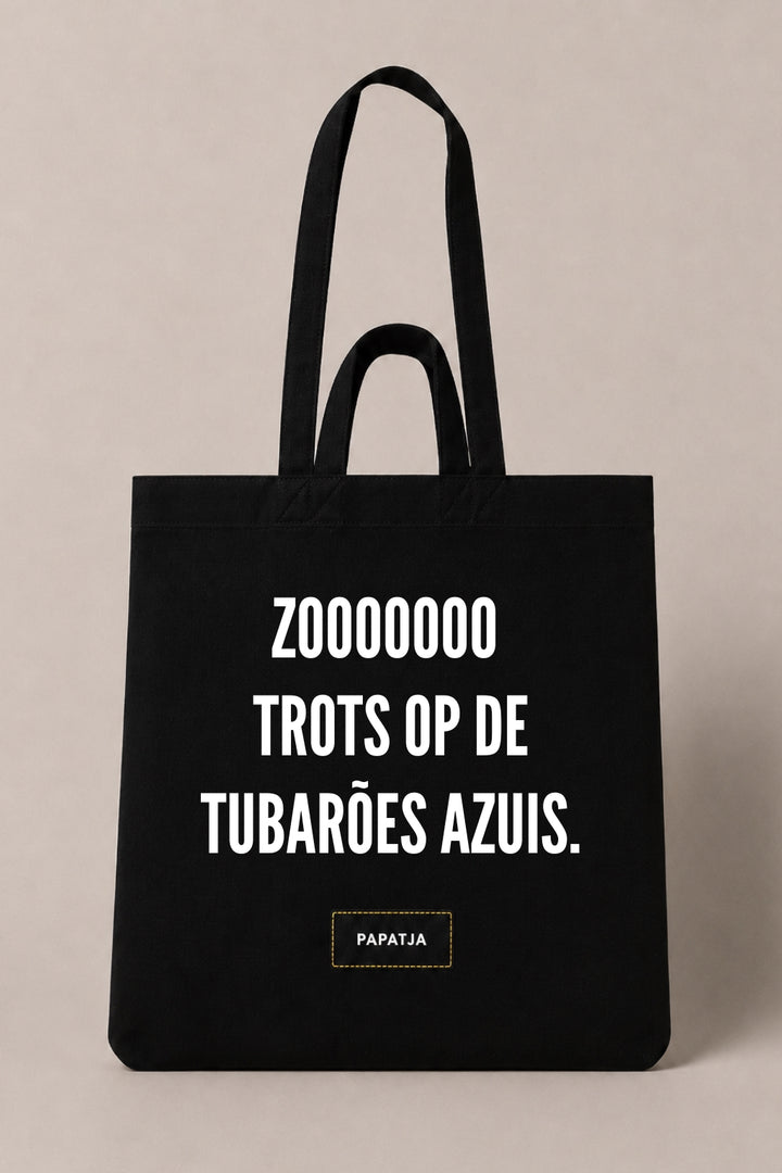 Zwarte katoenen PAPATJA tas met de tekst Zooooooo trots op de Tubarões Azuis, voor trotse Cabo Verde fans tijdens het WK 2026.