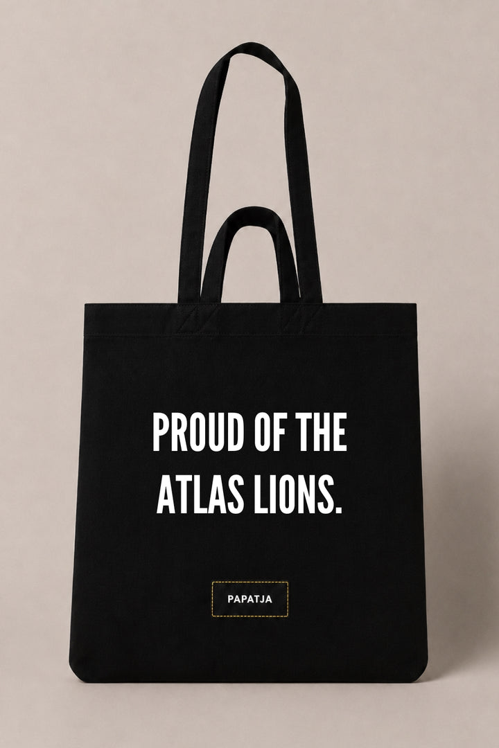 Zwarte katoenen PAPATJA tas met de tekst Proud of the Atlas Lions, voor trotse Marokko fans en supporters van de Atlas Leeuwen.