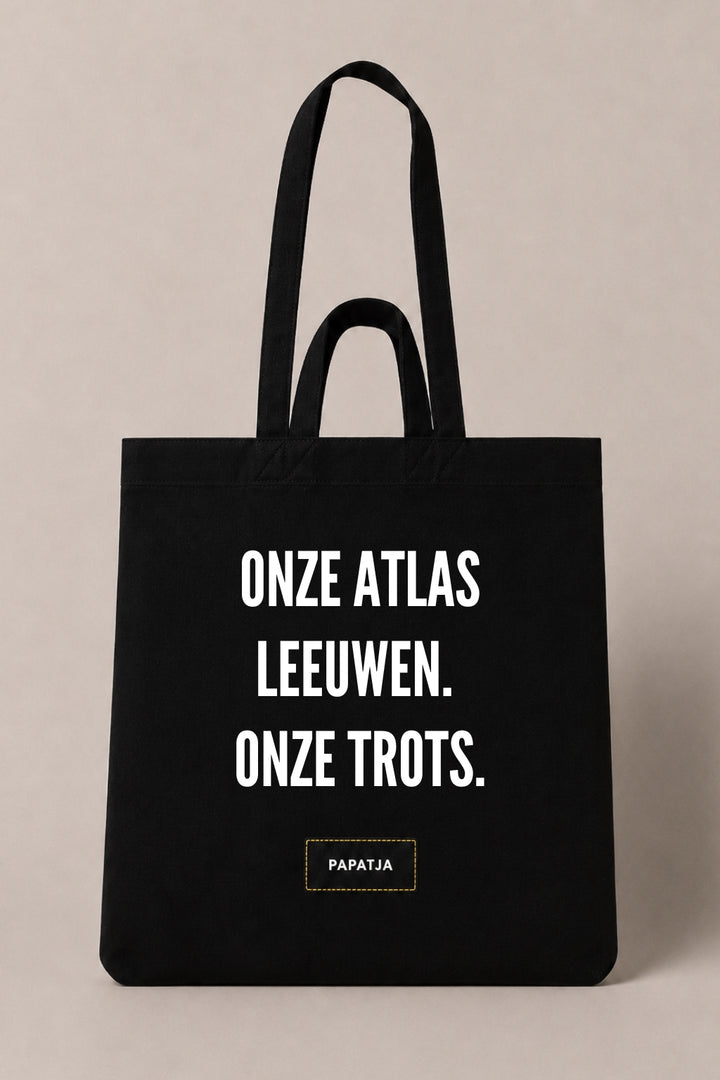 Zwarte katoenen PAPATJA tas met de tekst Onze Atlas Leeuwen. Onze trots., voor Marokko fans en supporters van de Atlas Leeuwen.