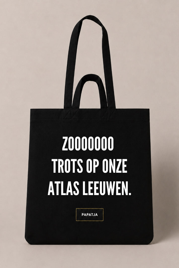 Zwarte katoenen PAPATJA tas met de tekst Zooooooo trots op onze Atlas Leeuwen, voor Marokko fans en supporters van de Atlas Leeuwen.
