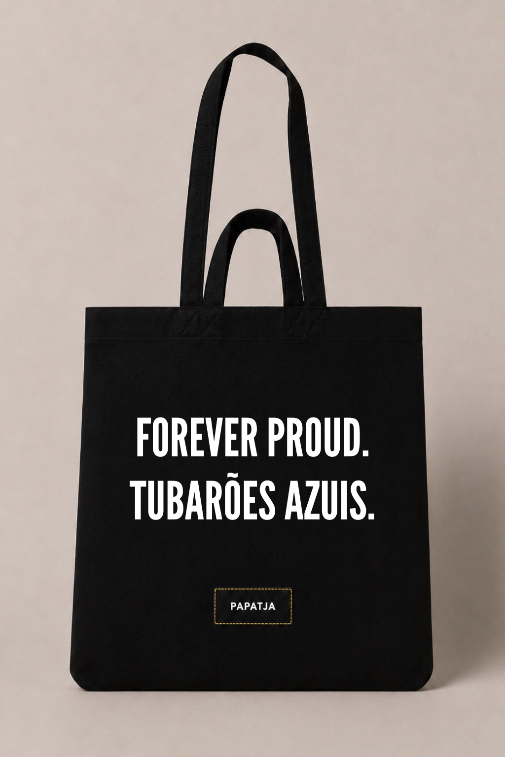 Zwarte katoenen PAPATJA tas met de tekst Forever Proud. Tubarões Azuis., voor trotse Cabo Verde fans en supporters van de Blauwe Haaien.