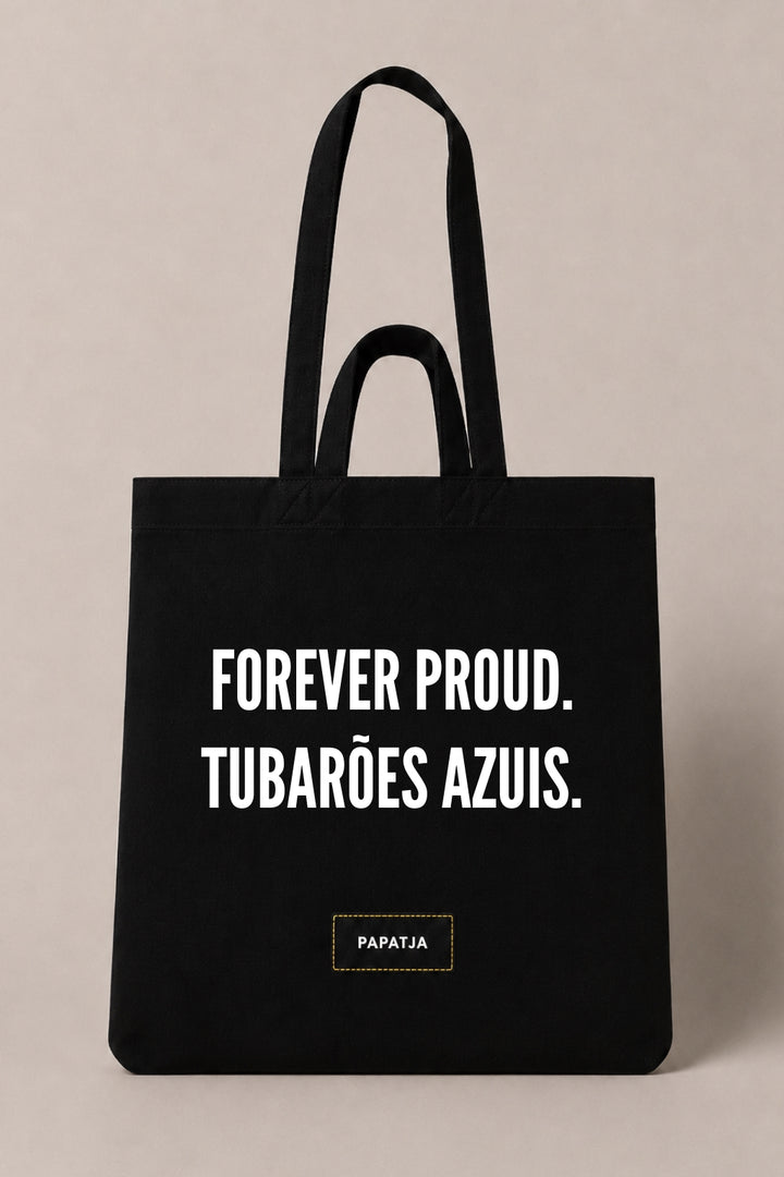 Zwarte katoenen PAPATJA tas met de tekst Forever Proud. Tubarões Azuis., voor trotse Cabo Verde fans en supporters van de Blauwe Haaien.