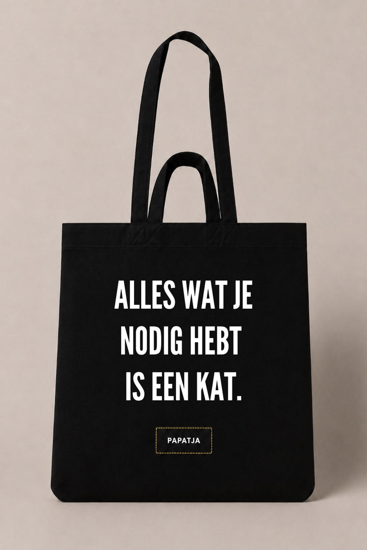 Zwarte katoenen PAPATJA tas met de tekst Alles wat je nodig hebt is een kat, leuk cadeau voor kattenliefhebbers.