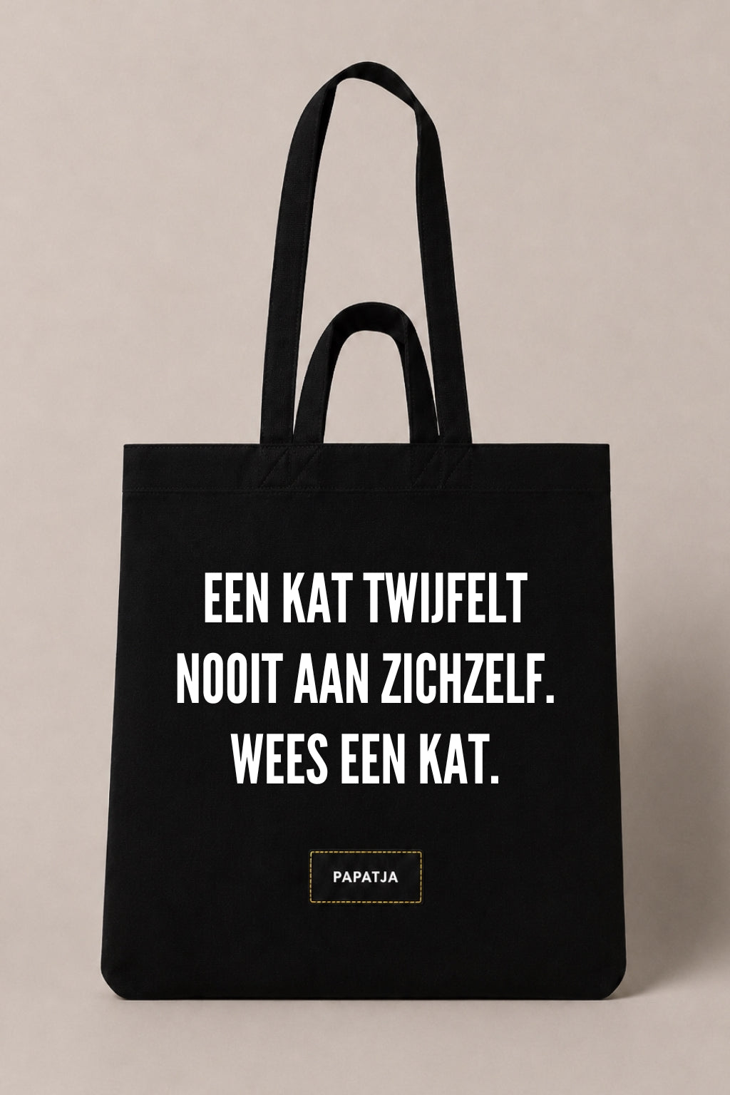 Zwarte katoenen PAPATJA tas met de tekst Een kat twijfelt nooit aan zichzelf. Wees een kat, leuk cadeau voor kattenliefhebbers.