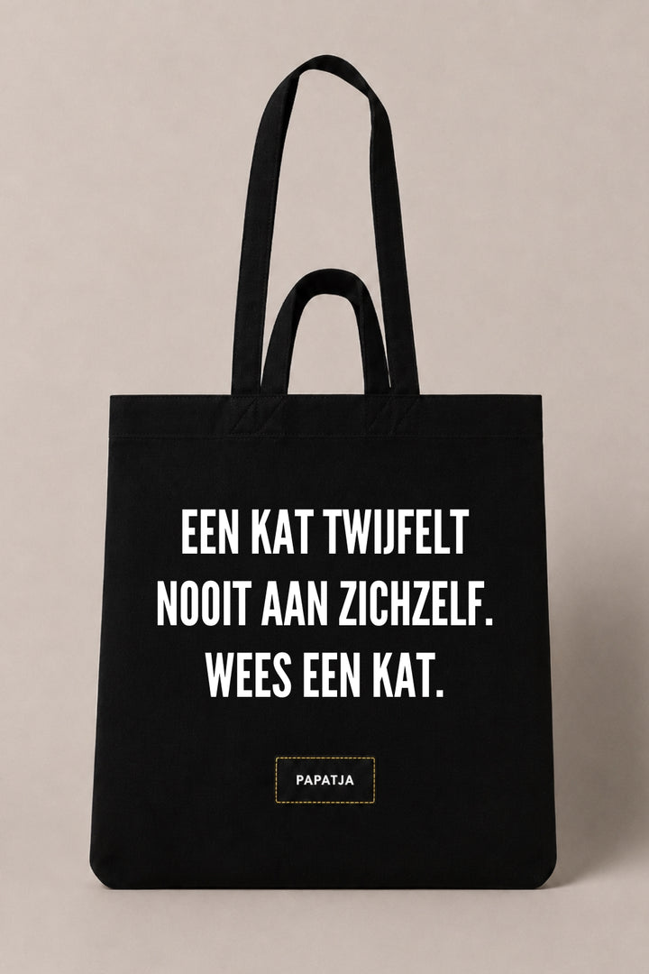 Zwarte katoenen PAPATJA tas met de tekst Een kat twijfelt nooit aan zichzelf. Wees een kat, leuk cadeau voor kattenliefhebbers.