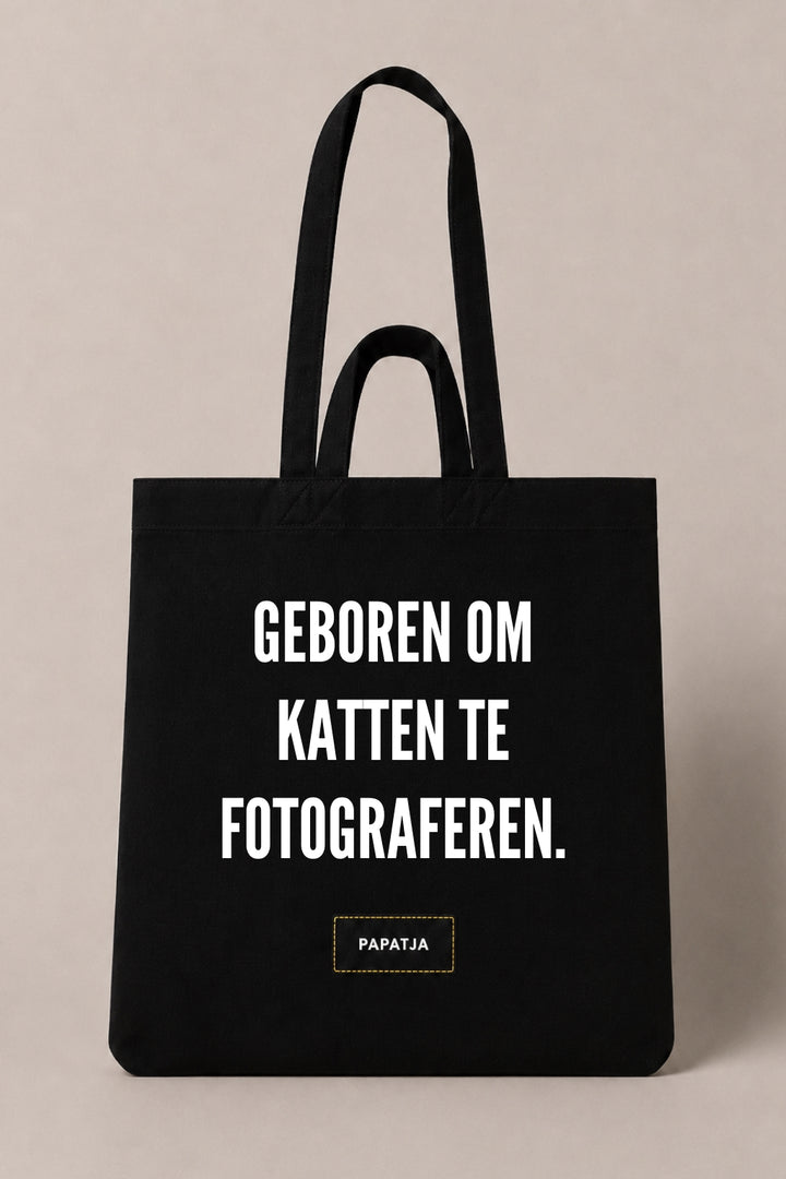 Zwarte katoenen PAPATJA tas met de tekst Geboren om katten te fotograferen, leuk cadeau voor kattenliefhebbers die graag foto’s maken van hun kat.