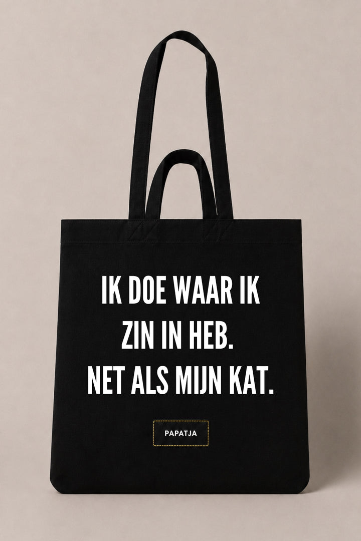 Zwarte katoenen PAPATJA tas met de tekst Ik doe waar ik zin in heb. Net als mijn kat, leuk cadeau voor eigenwijze kattenliefhebbers.