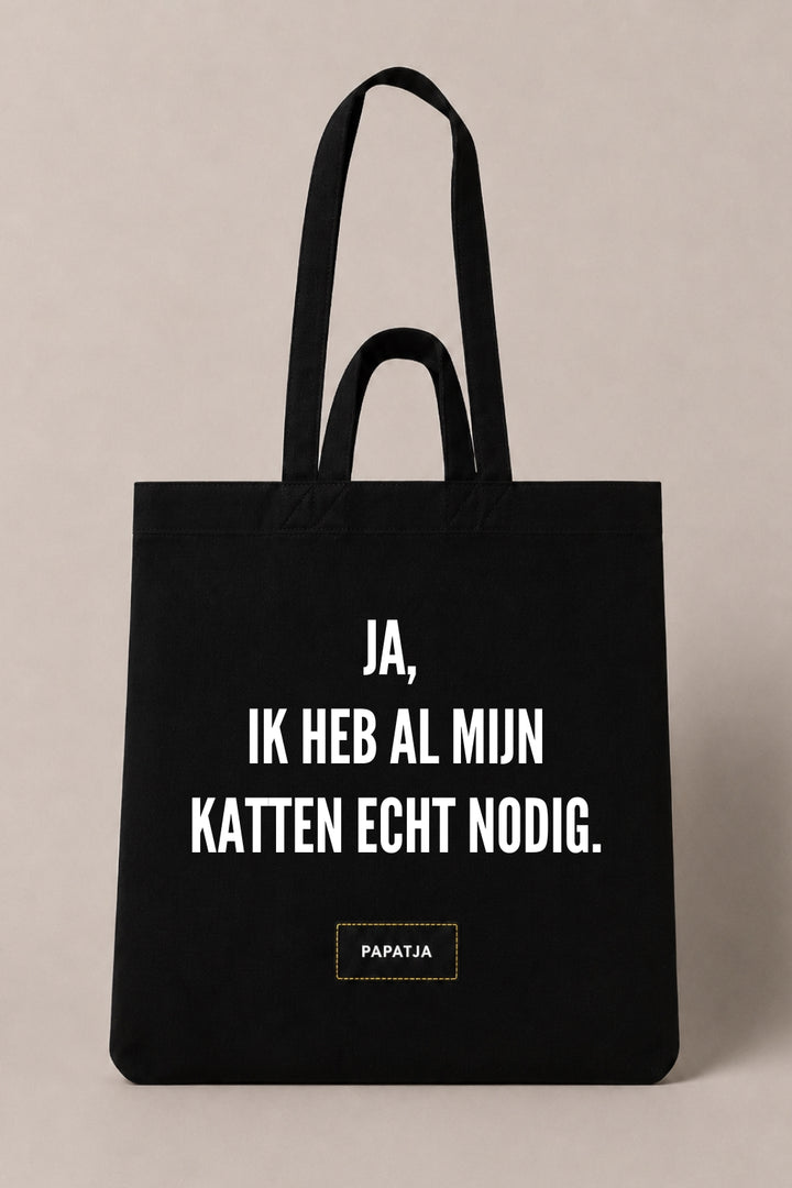 Zwarte katoenen PAPATJA tas met de tekst Ja, ik heb al mijn katten echt nodig, leuk cadeau voor kattenliefhebbers met meerdere katten.