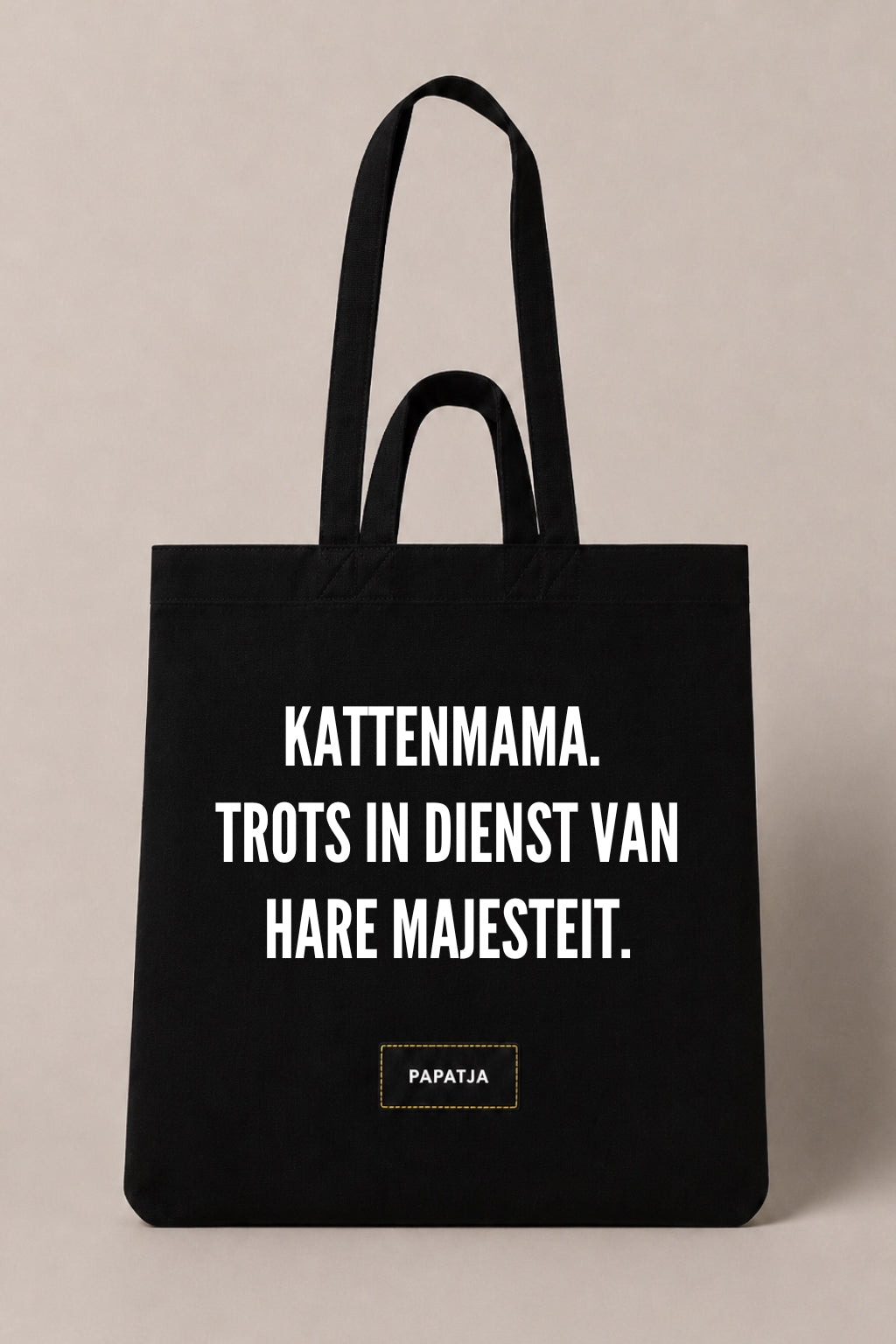 Zwarte katoenen PAPATJA tas met de tekst Kattenmama. Trots in dienst van Hare Majesteit, leuk cadeau voor kattenmama’s en kattenliefhebbers.