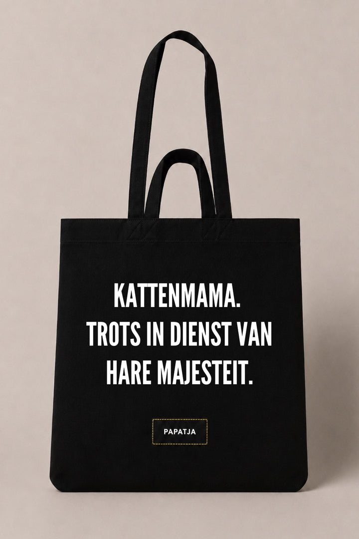 Zwarte katoenen PAPATJA tas met de tekst Kattenmama. Trots in dienst van Hare Majesteit, leuk cadeau voor kattenmama’s en kattenliefhebbers.