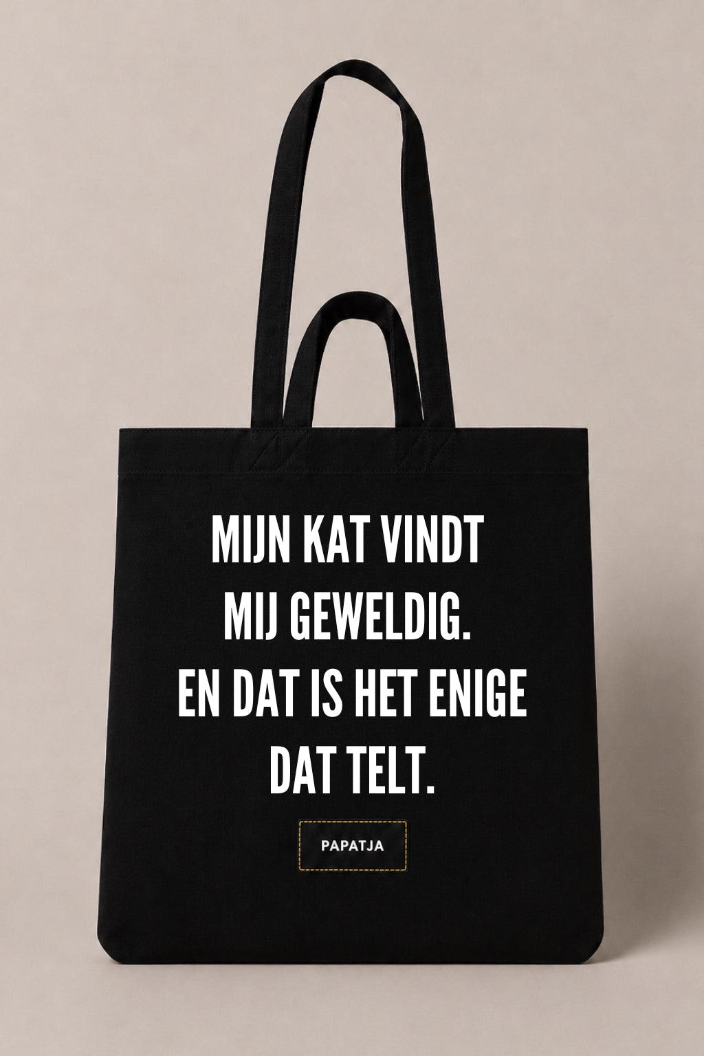 Zwarte katoenen PAPATJA tas met de tekst Mijn kat vindt mij geweldig. En dat is het enige dat telt, leuk cadeau voor kattenliefhebbers met humor.
