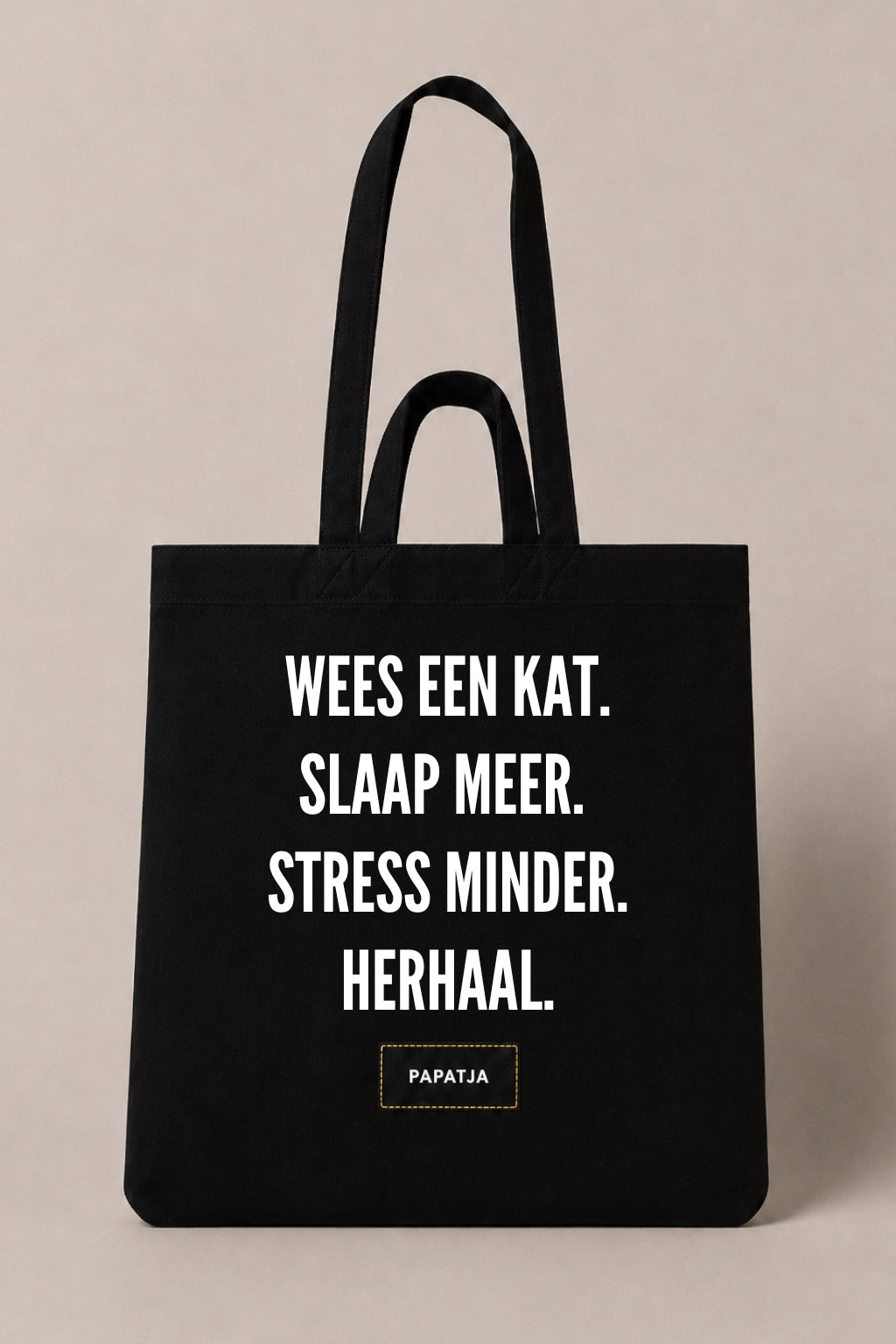 Zwarte katoenen PAPATJA tas met de tekst Wees een kat. Slaap meer. Stress minder. Herhaal., leuk cadeau voor kattenliefhebbers die houden van rust en kattenwijsheid.