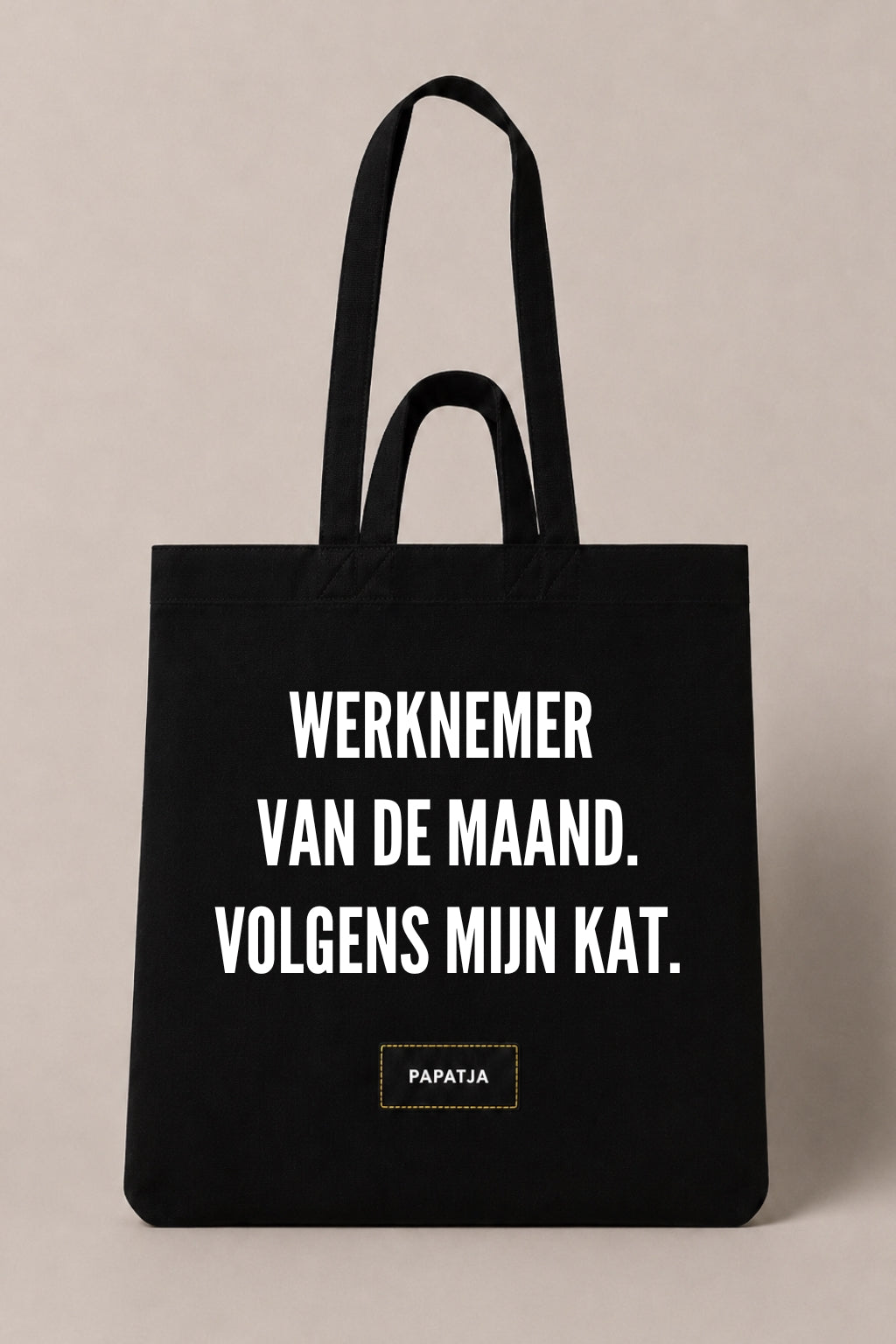 Zwarte katoenen PAPATJA tas met de tekst Werknemer van de maand. Volgens mijn kat, leuk cadeau voor kattenliefhebbers met humor.