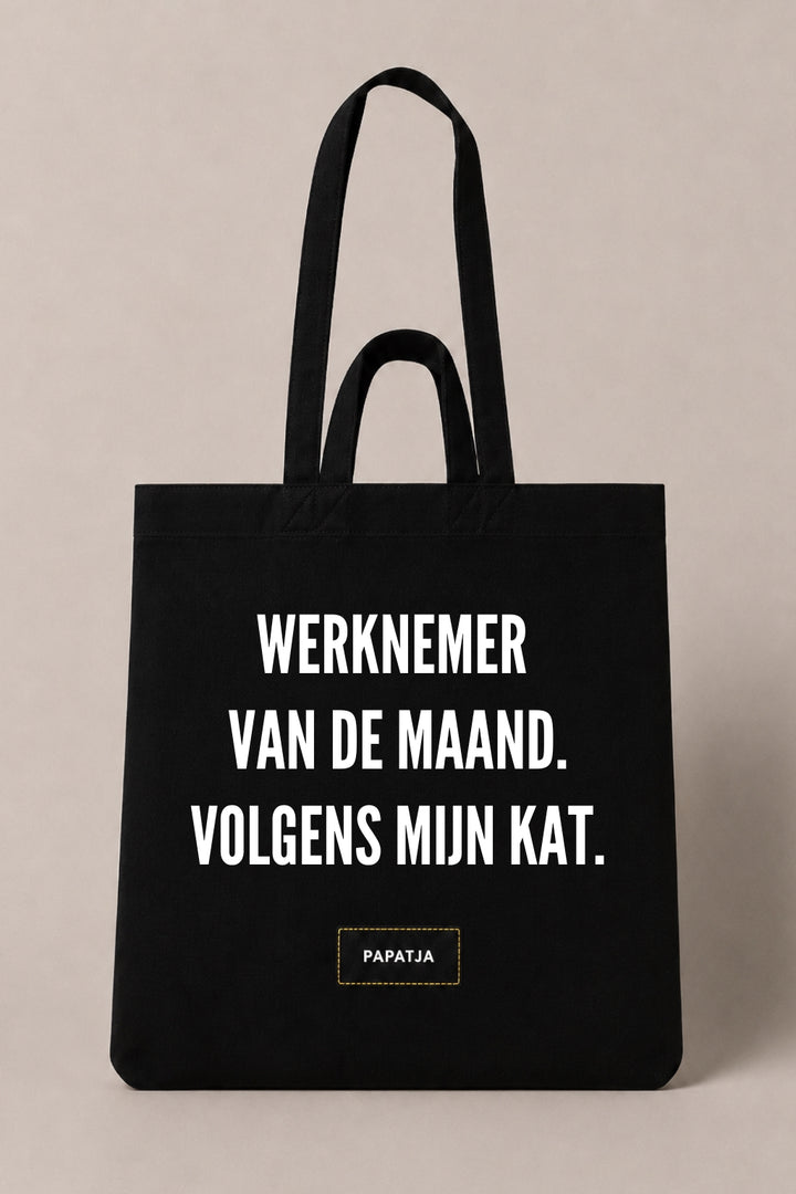 Zwarte katoenen PAPATJA tas met de tekst Werknemer van de maand. Volgens mijn kat, leuk cadeau voor kattenliefhebbers met humor.