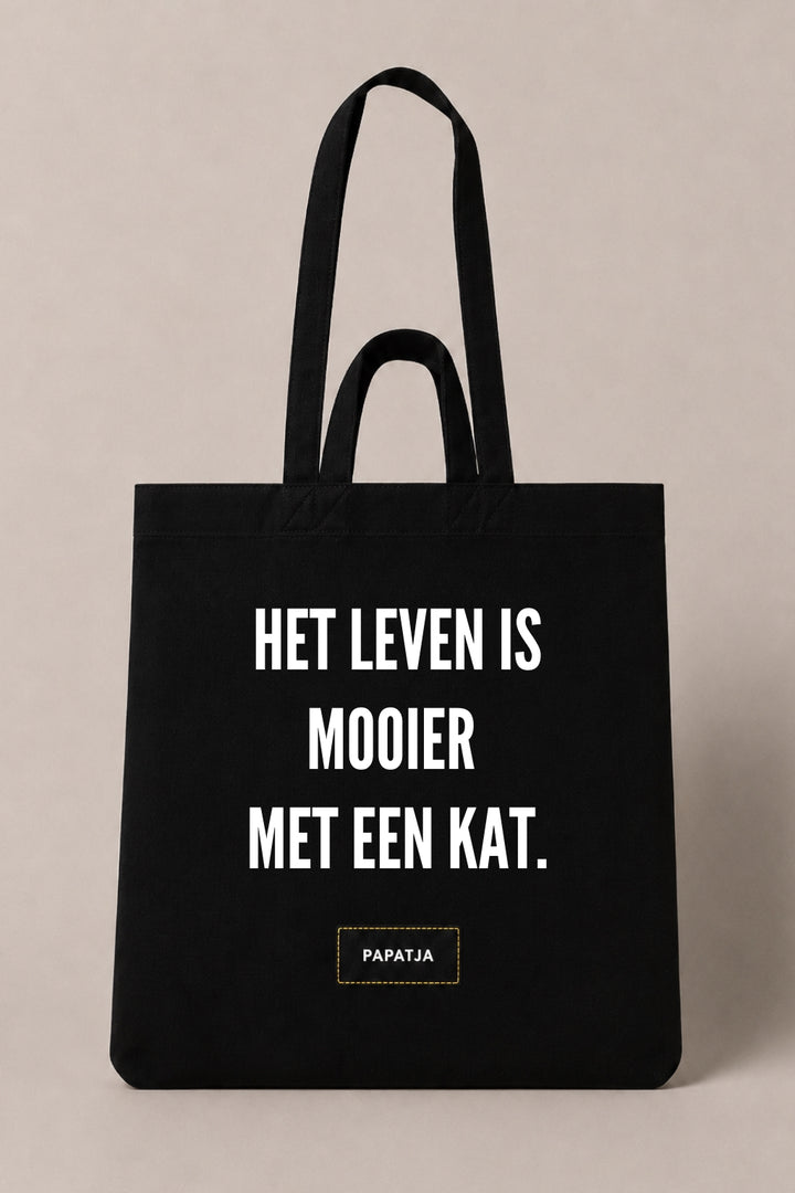 Zwarte katoenen PAPATJA tas met de tekst Het leven is mooier met een kat, leuk cadeau voor kattenliefhebbers.
