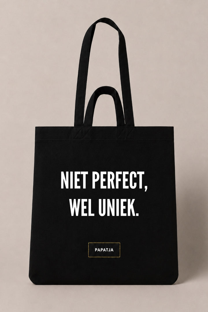 Zwarte katoenen PAPATJA tas met de tekst Niet perfect, wel uniek, een inspirerende tas met tekst en leuk cadeau voor vrouwen.