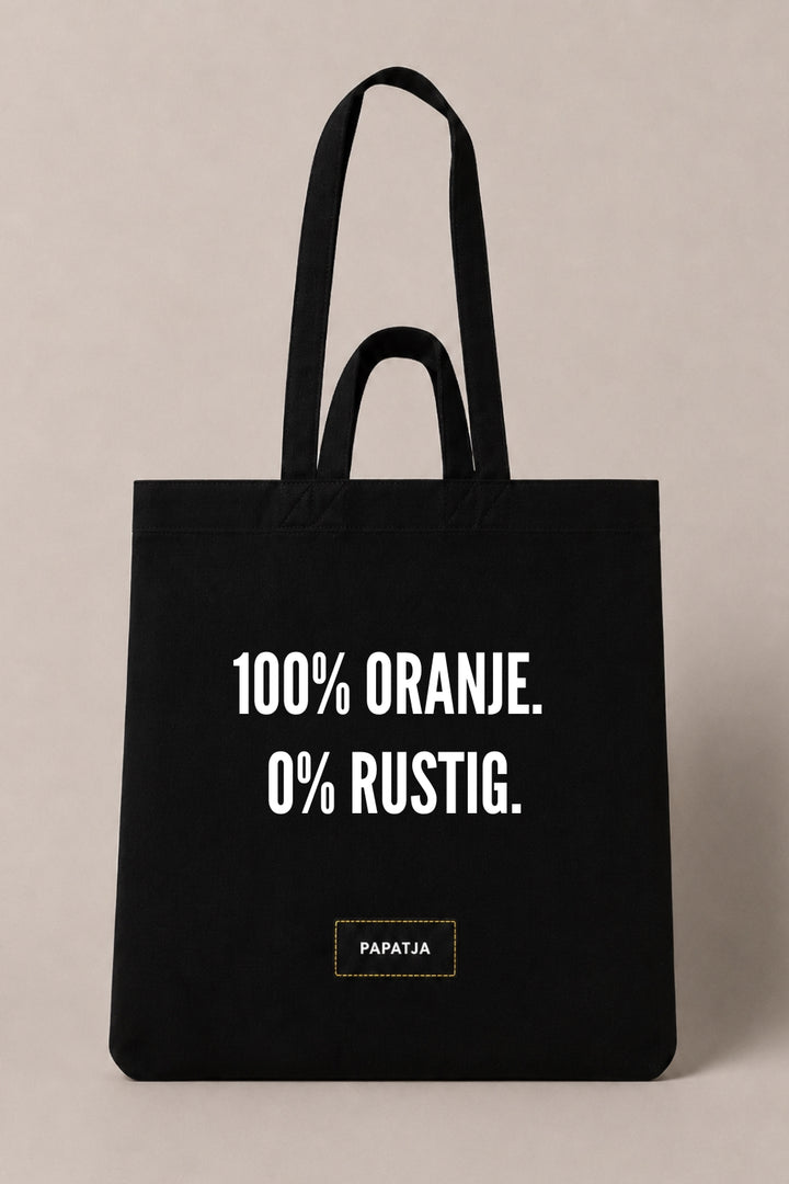 Zwarte PAPATJA katoenen tas met de tekst 100% Oranje. 0% rustig., grappig cadeau voor Oranje supporters en voetbal fans.