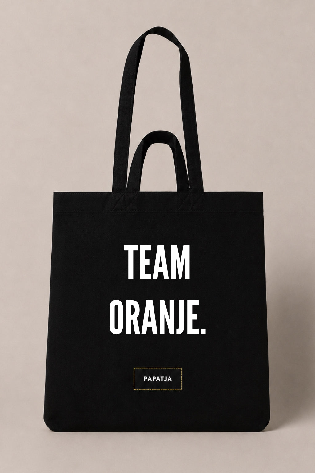 Zwarte PAPATJA katoenen tas met de tekst Team Oranje, leuk cadeau voor Oranje supporters en Nederlandse voetbal fans.