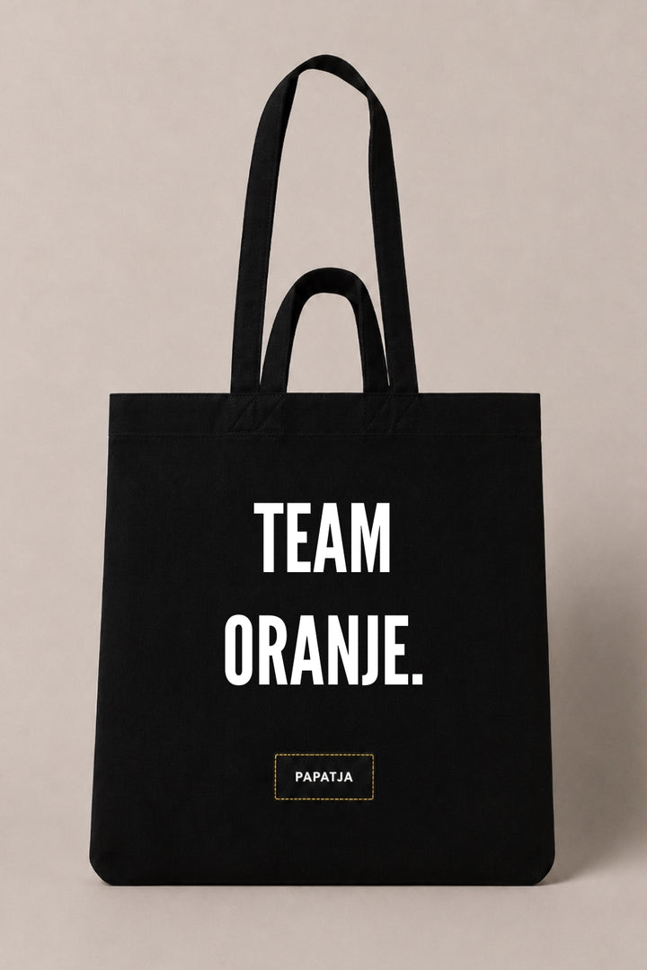 Zwarte PAPATJA katoenen tas met de tekst Team Oranje, leuk cadeau voor Oranje supporters en Nederlandse voetbal fans.